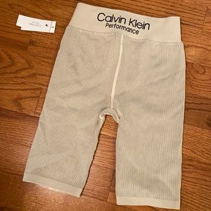Calvin Klein performance bike short. Cream and back ribbed pattern. Size Medium.